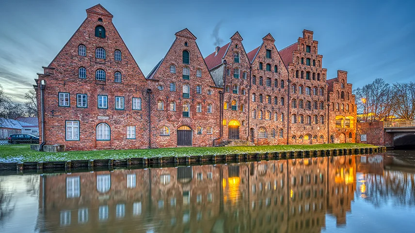 Historisk tegelbyggnad precis vid vattnet i Lübeck.