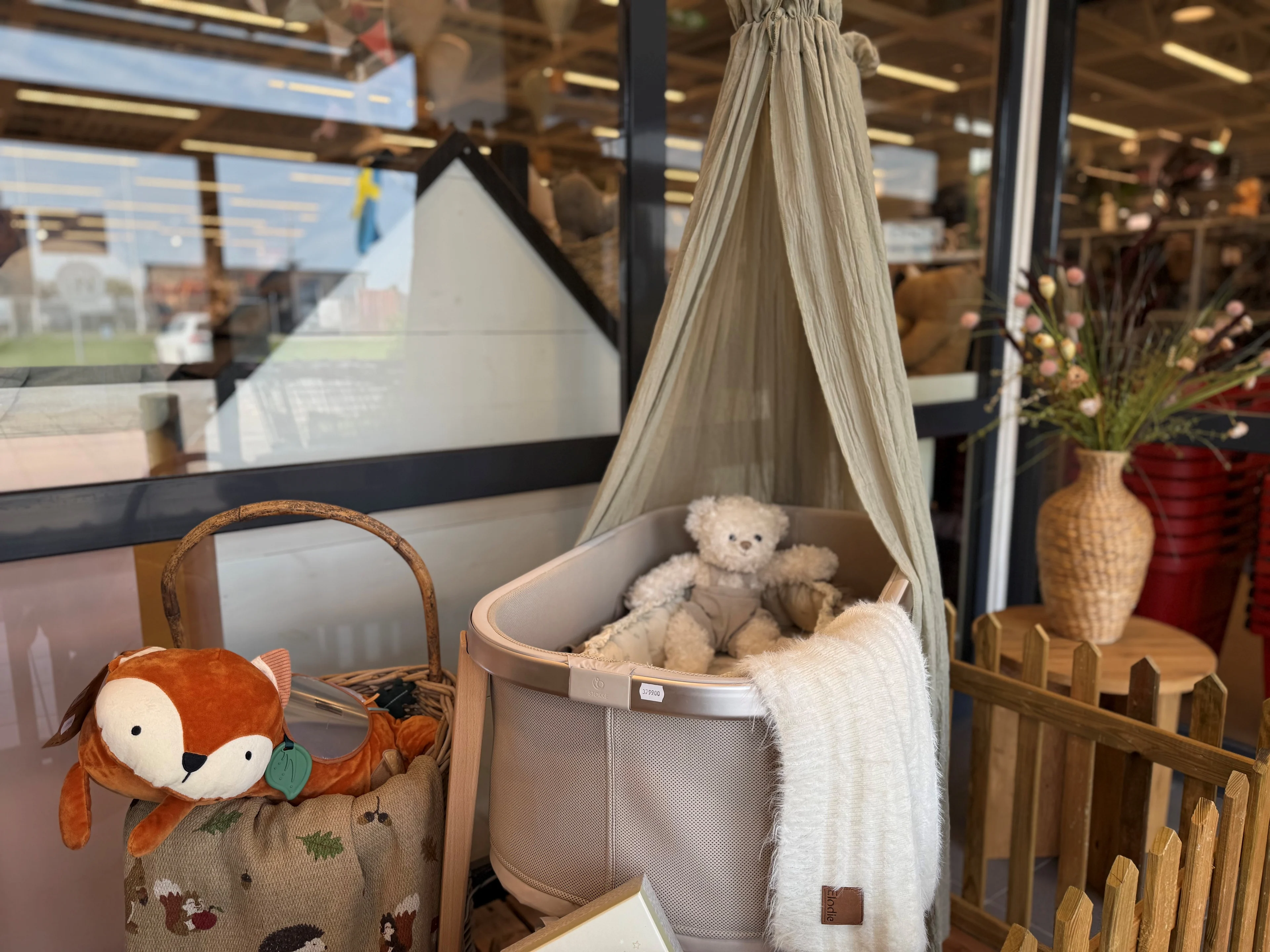 Babyringen i Malmøs butiksvindue med udstilling.