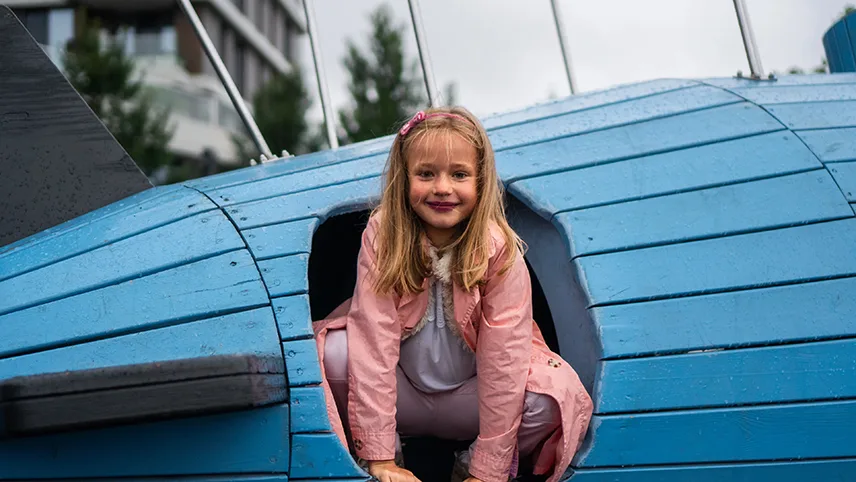 En flicka leker på en lekplats i Köpenhamn.