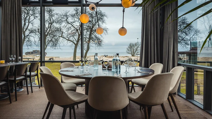 Restaurant Sand på Hotel Skansen indrettet i fine, neutrale farver og med udsigt til havet.