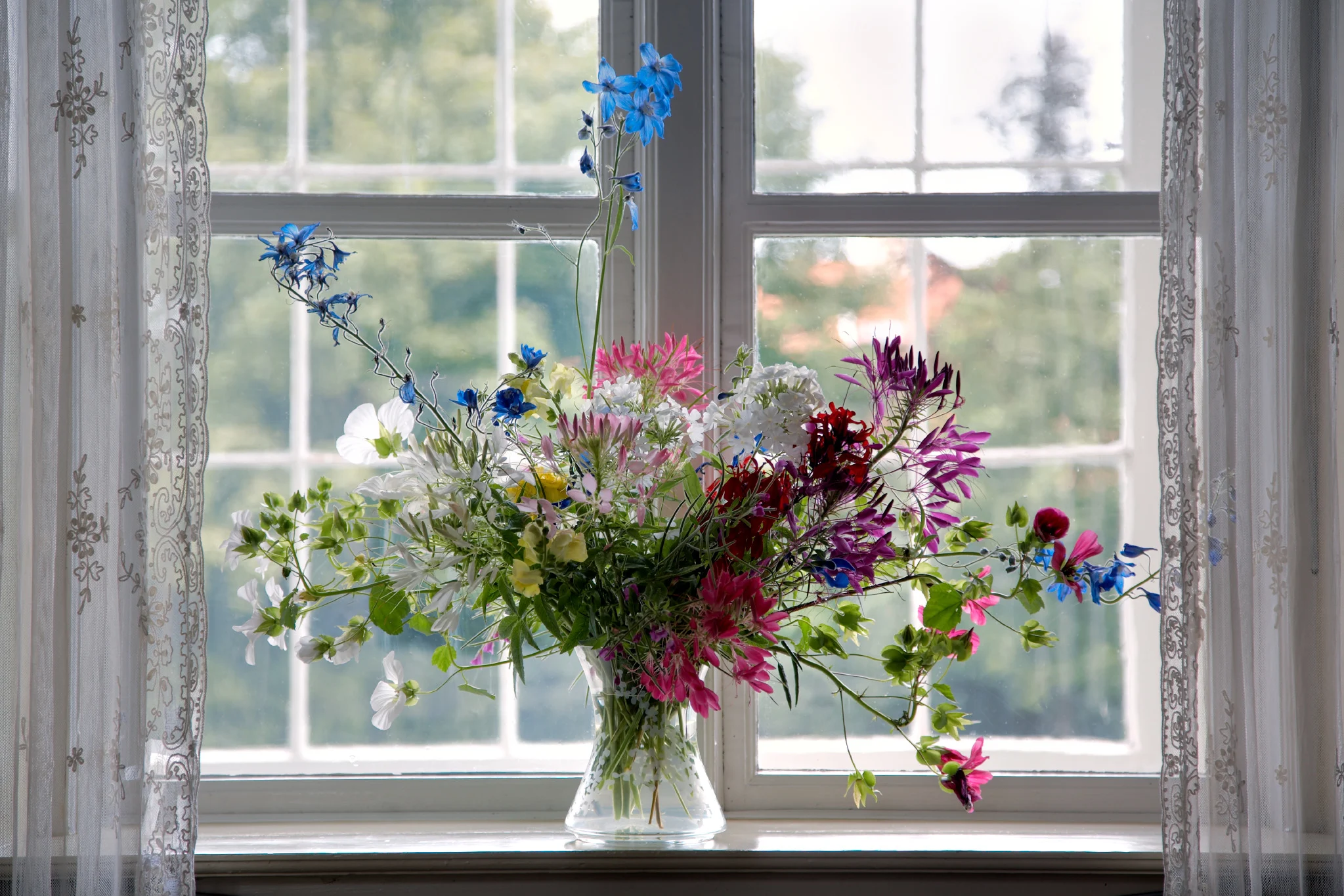 Blomsterarrangemang i fönstret på Karen Blixen-museet.