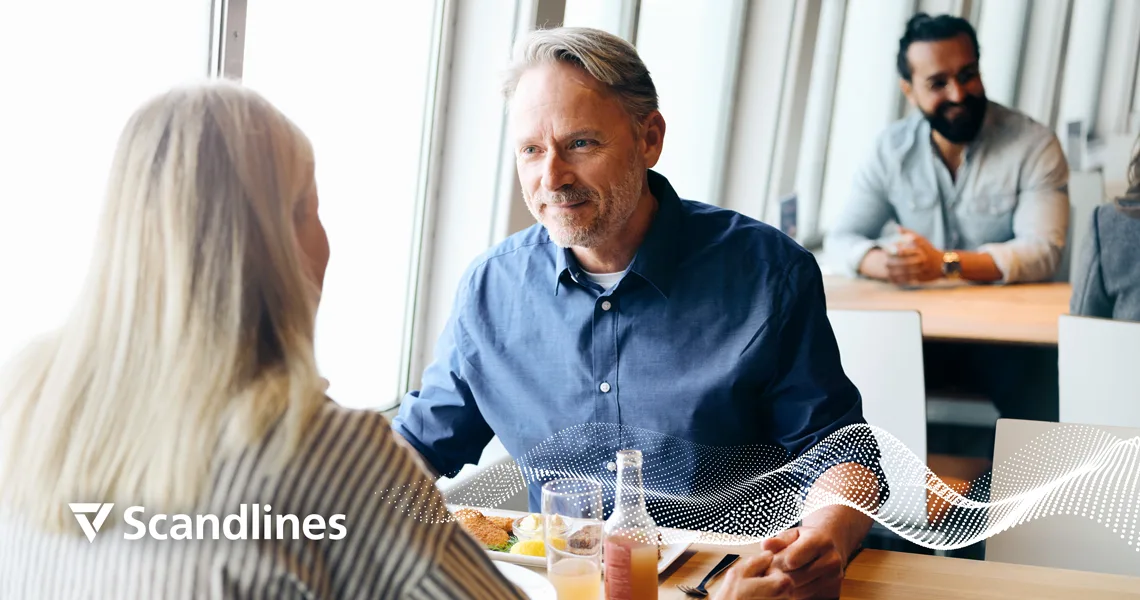 Människor som äter på båt