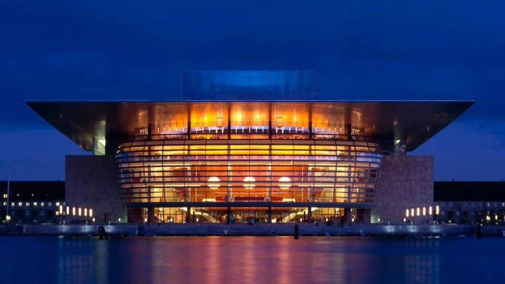 Operan i Köpenhamn kvällstid med ljus från fönstren.