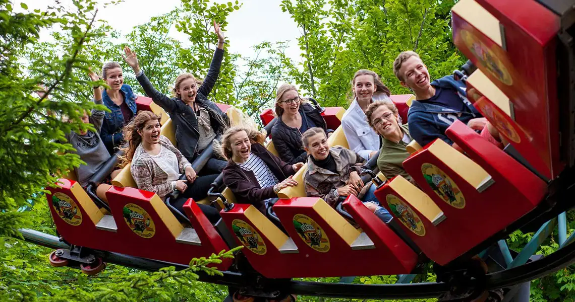 Människor i berg- och dalbana på Bakken i Danmark.