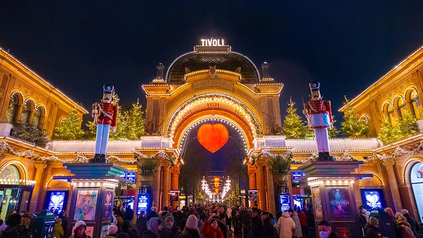 Ingången till Tivoli pyntad med granar, snö och ett stort rött hjärta.