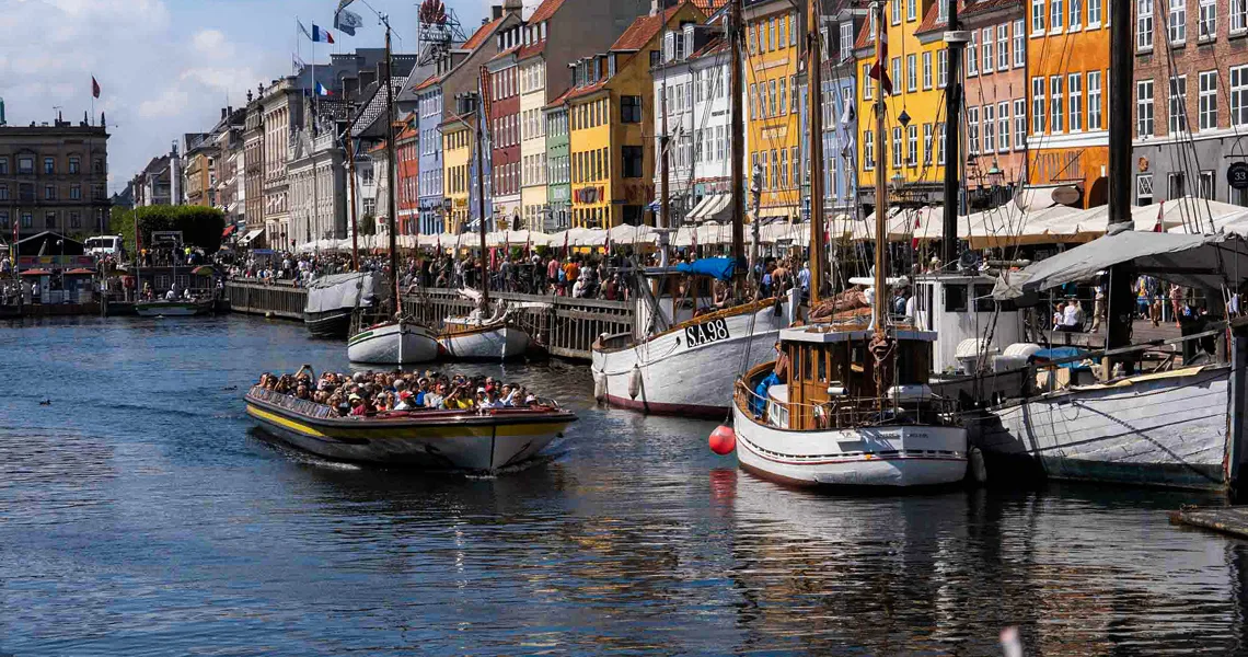 Sightseeing båt som kör i kanalen vid Nyhavn.