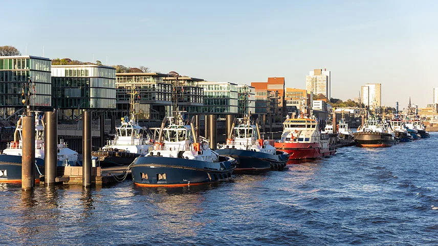 Floden Elbe med flytbrygga och båtar.