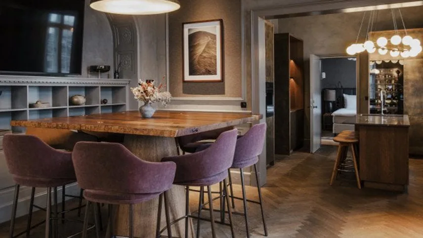 Hotellets frukostrestaurang med vackra möbler i trä, accentfärger och marmordetaljer.