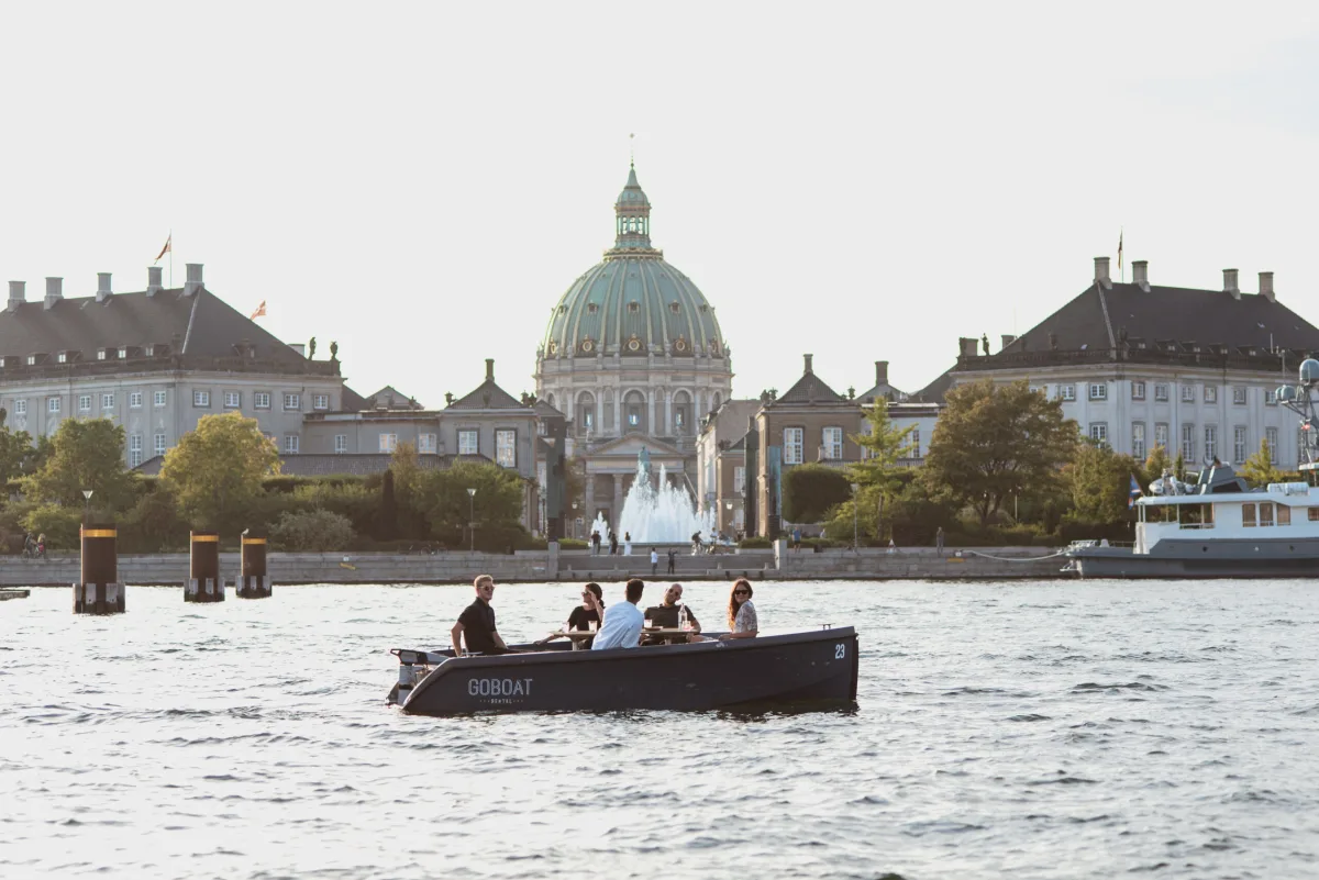 Båt som man kan hyra av GoBoat och köra själv framför Amalienborg slott i Köpenhamn.
