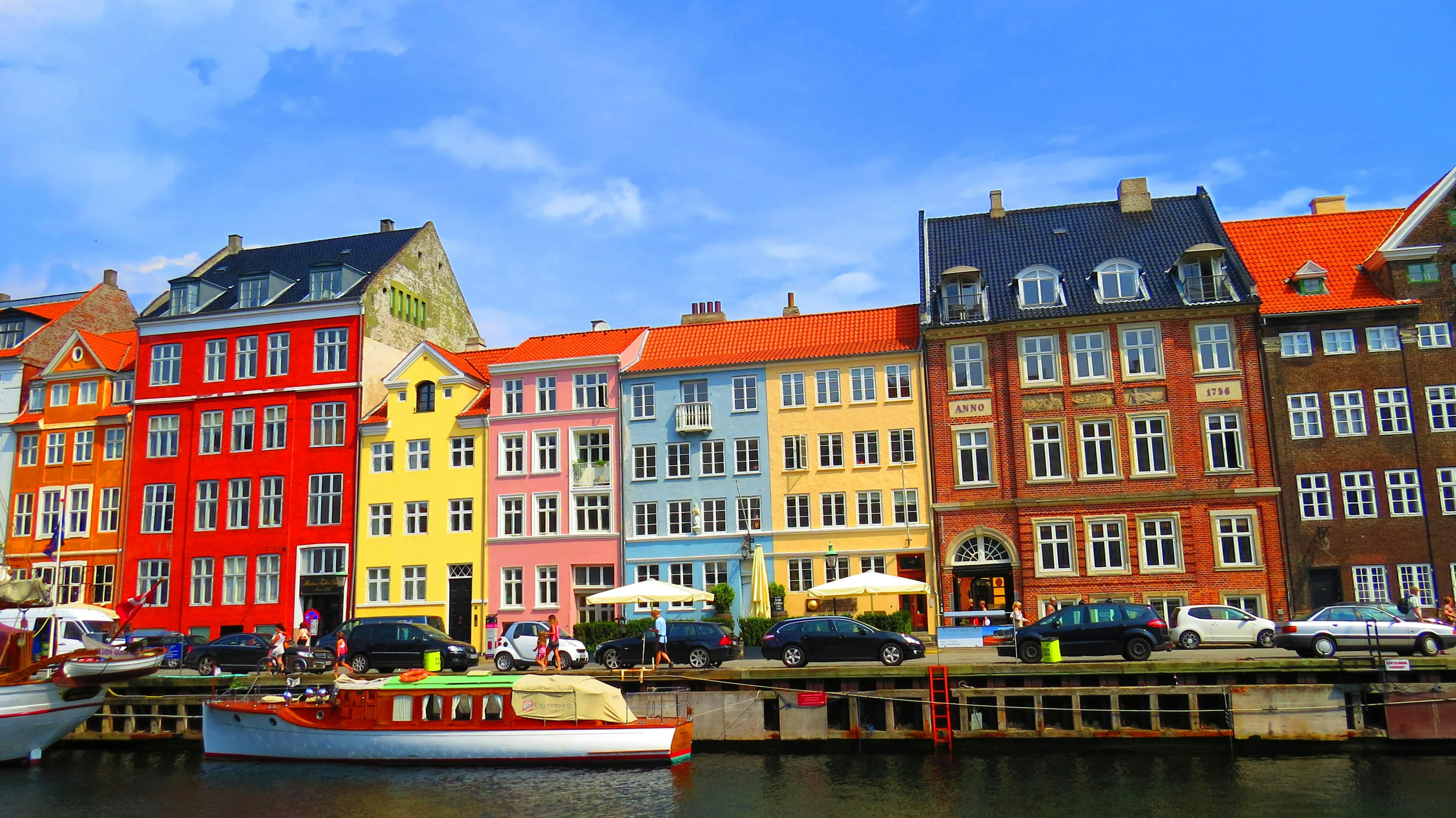 Bild från Nyhavn i Köpenhamn, med färgglada stenhus och kanalen i förgrunden.