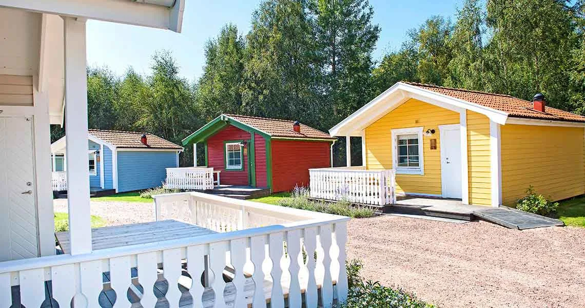 Farverige hytter ved Astrid Lindgrens Verden.