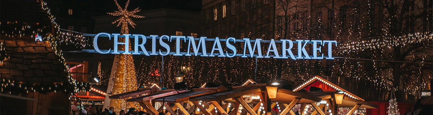 Neonskylt med texten Christmas market på en julmarknad i Köpenhamn.