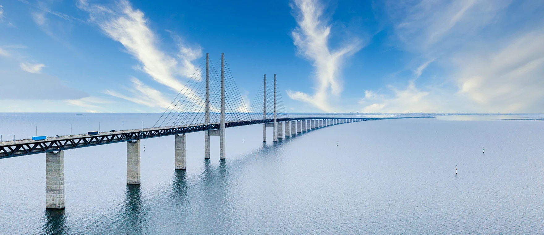 Öresundsbron mot blå himmel i riktning mot Danmark
