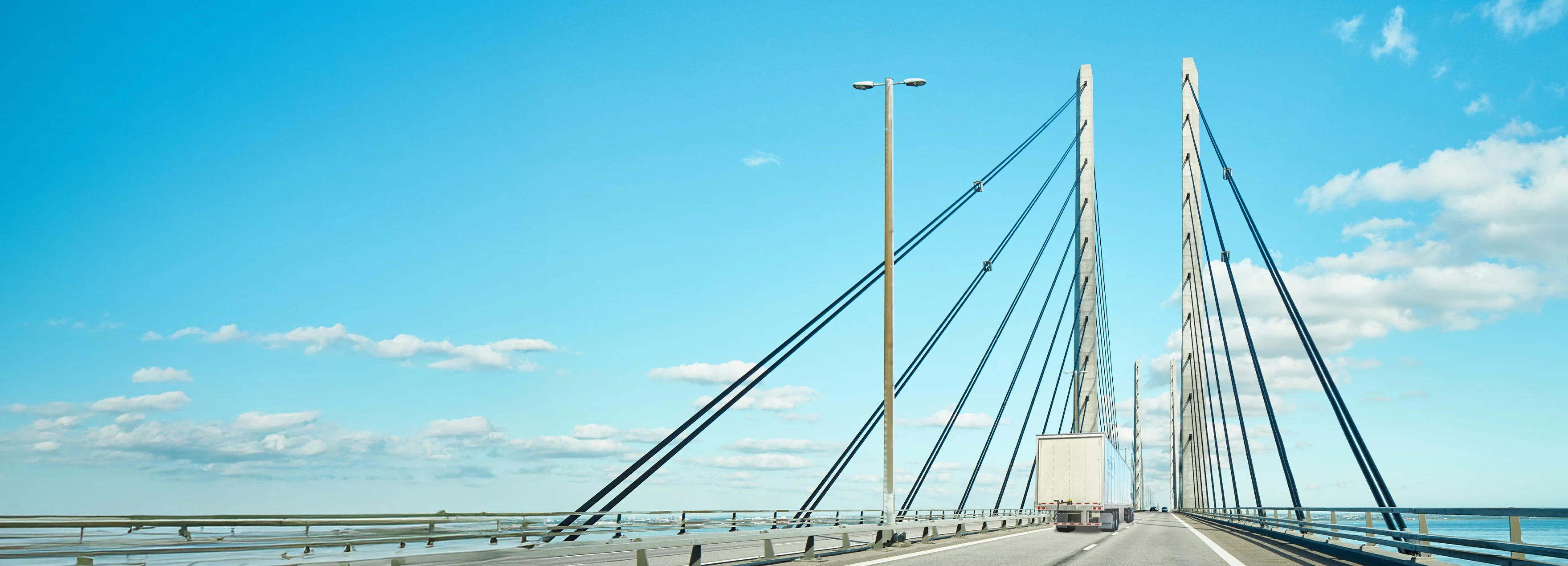 en sommer morgen over øresundsbron hvor morgen trafiken roller over broen