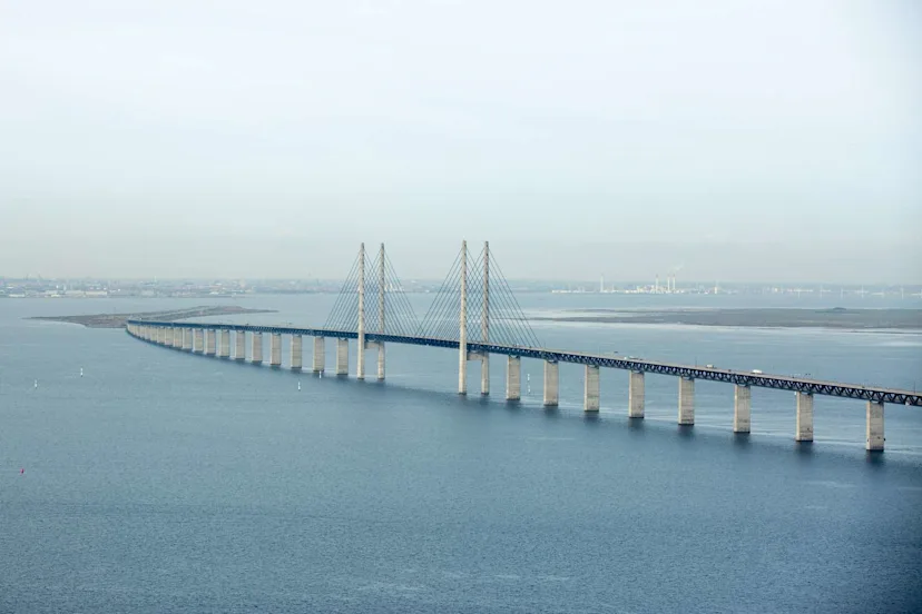 Flygfoto över Øresundsbron som sträcker sig över vattnet mellan Sverige och Danmark