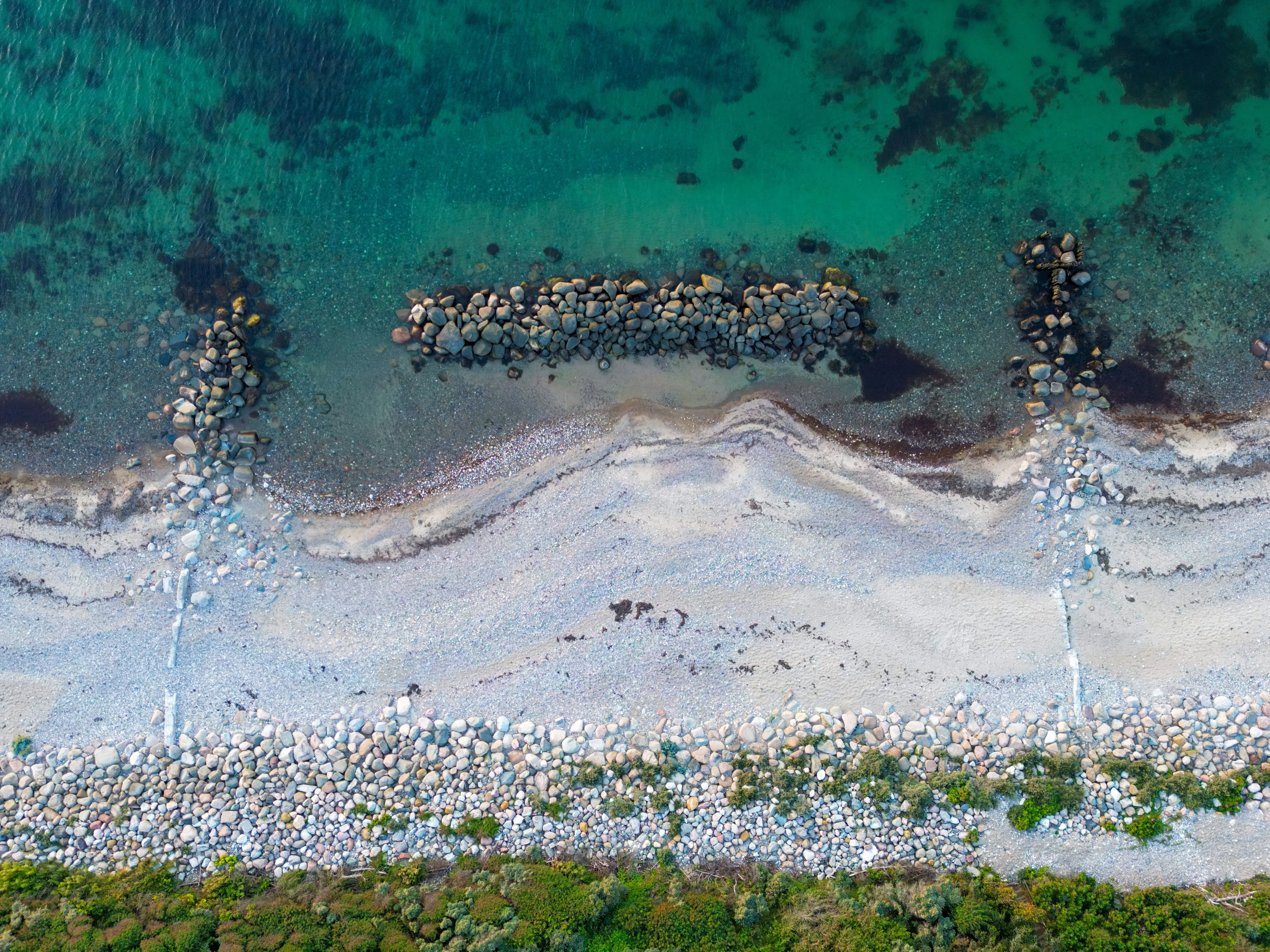 Flygfoto av strandremsa  med stenar och hav på Gilleleje strand i Danmark.