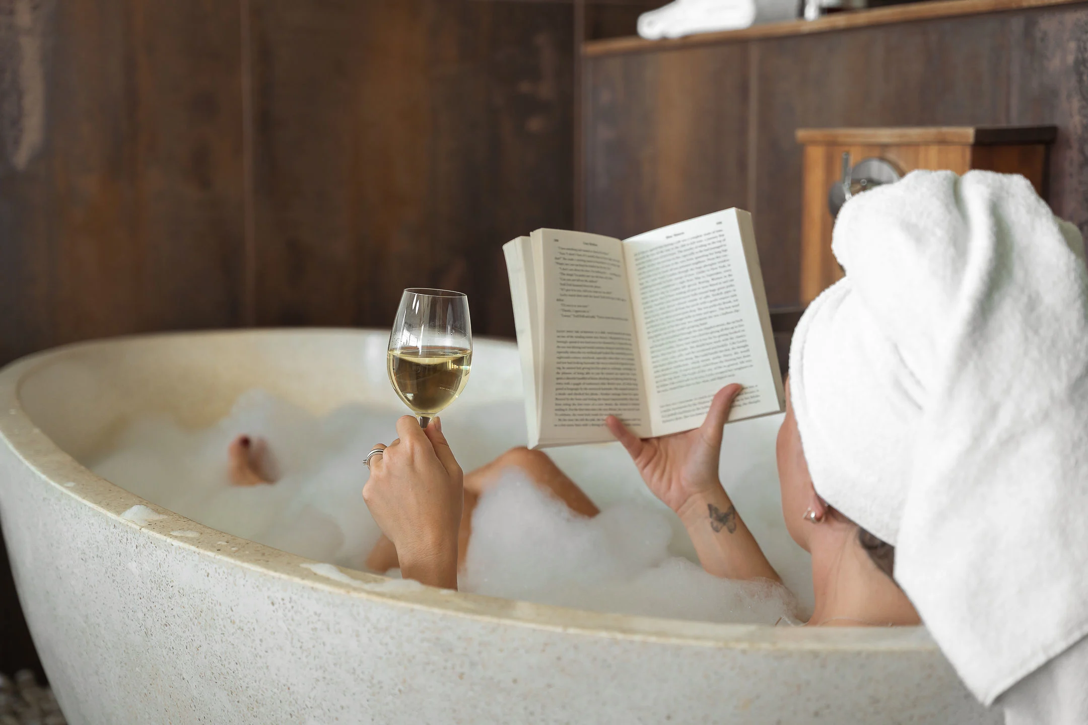 The Lodge's relaxafdeling med udsigt til naturen.