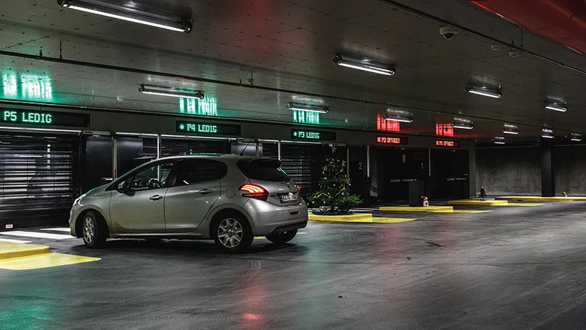 Bild från DAC:s parkeringsgarage. En bil står parkerad framför en stängd port.