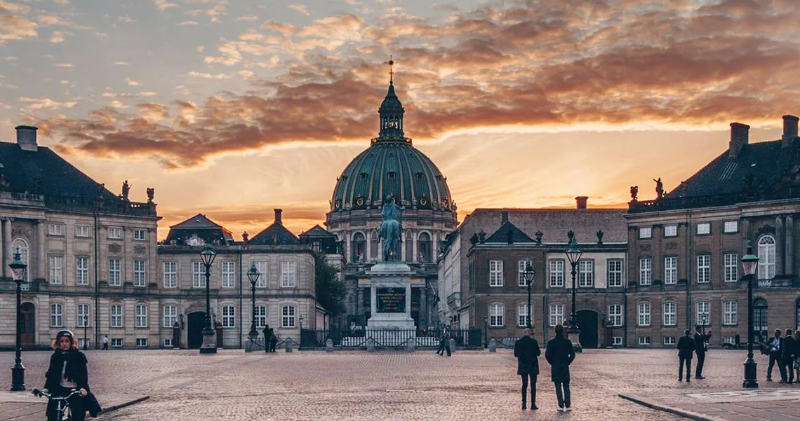 Amalienborg Slot med den kända ryttarstatyn av Frederik V i mitten.