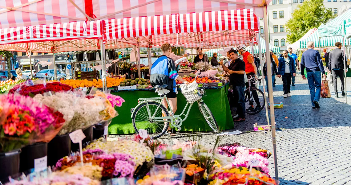 Flotte blomster og frisk frugt på markedet Södergatan i Malmø