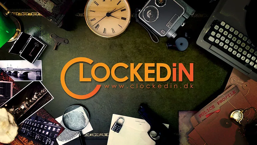 ClockedIn-logga med text och klassiska tillbehör, som skrivmaskin, gammal kamera, klocka, förstoringsglas och svartvita foton.