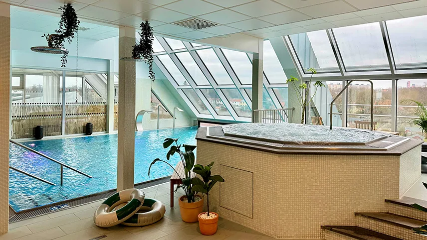 Den lille og hyggelige spa-afdeling med mindre pool og jacuzzi hos Hotel Planetstaden i Lund.