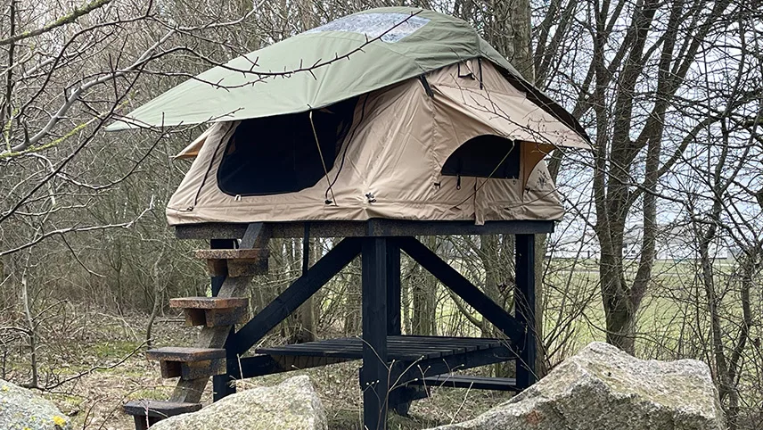 Nordbornholms Feriecenter har både telte og lokaler man kan leje. Her ses et telt, som er placeret på et plateau.