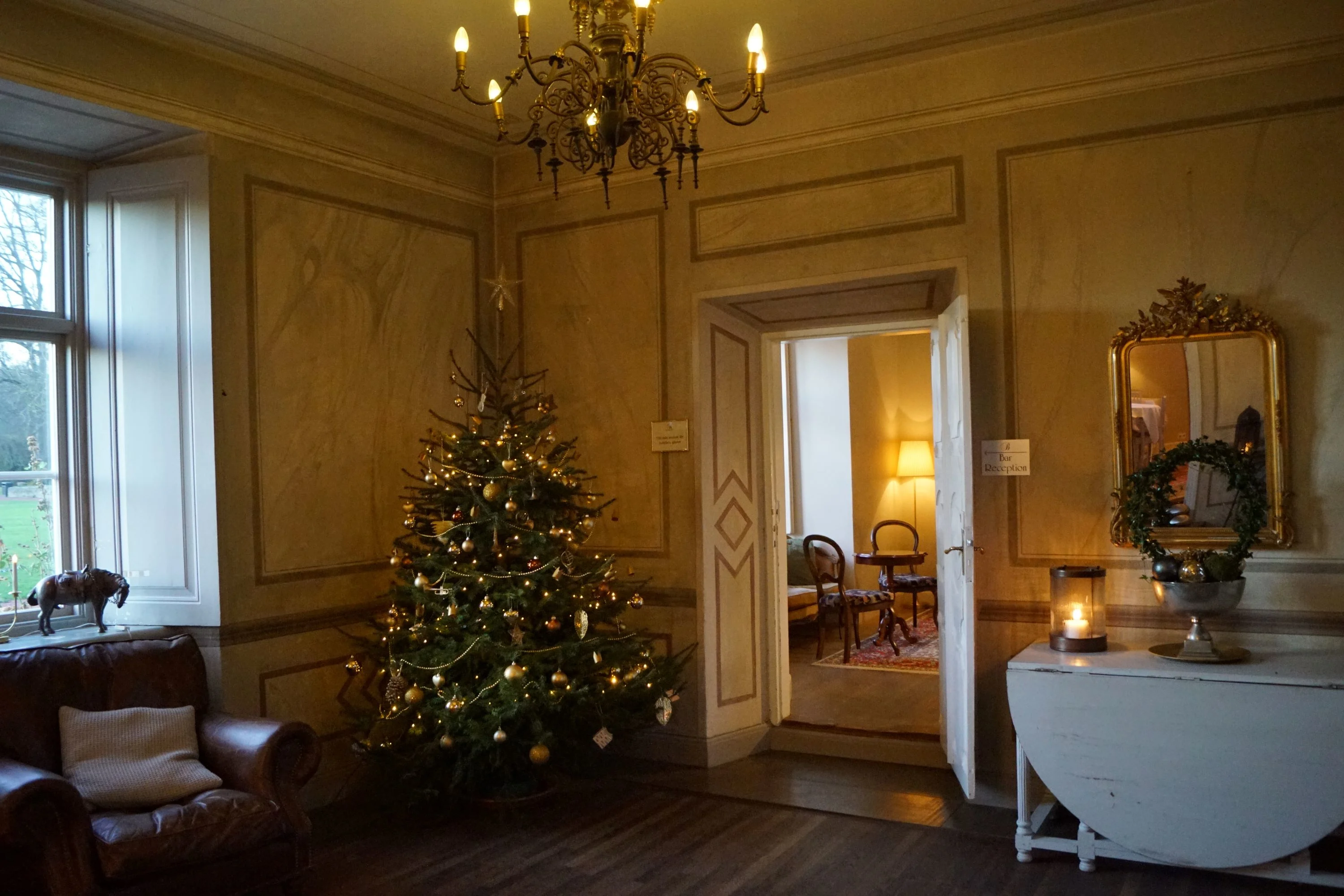 Bäckaskog Slott er pyntet fint op til jul med pyntede juletræer på slottet.