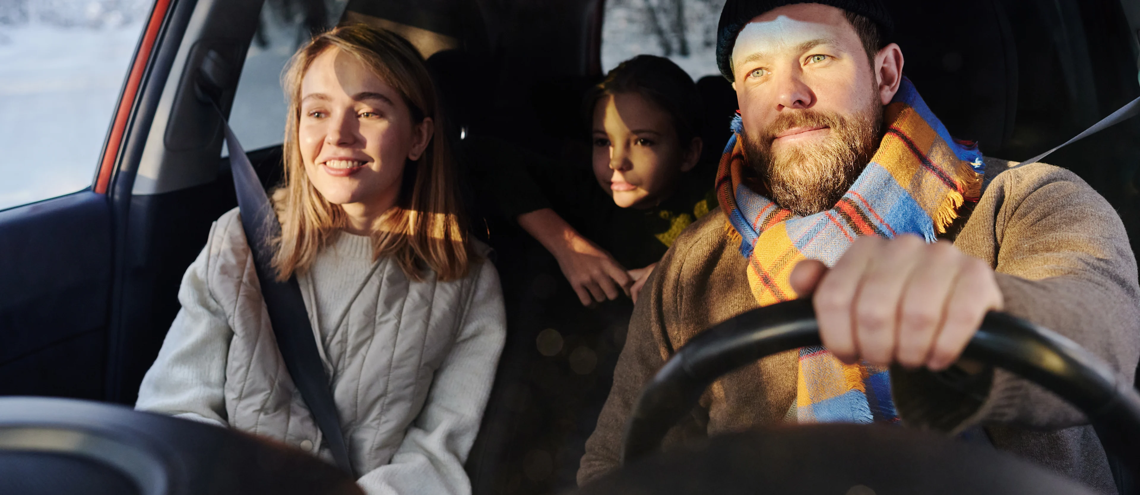 Glad familj med mamma, pappa och son ger tummen upp för ØresundGO-avtal.