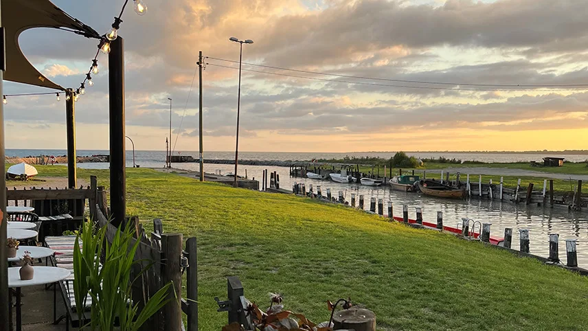 Smuk udsigt til vandet og grønne området på Hörte Bryggas terrasse.