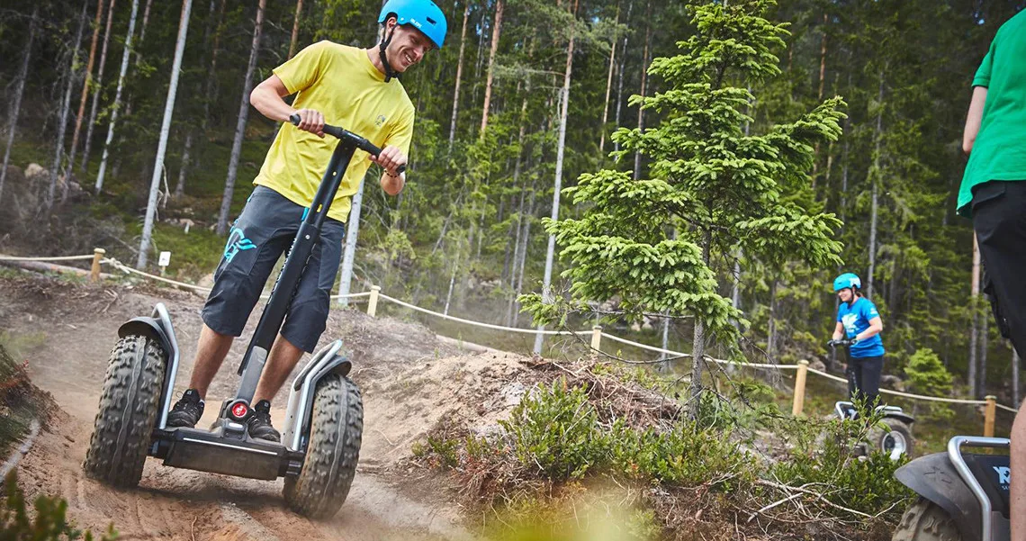 Tre personer kører på segway på deres efterårsferie i Sydsverige