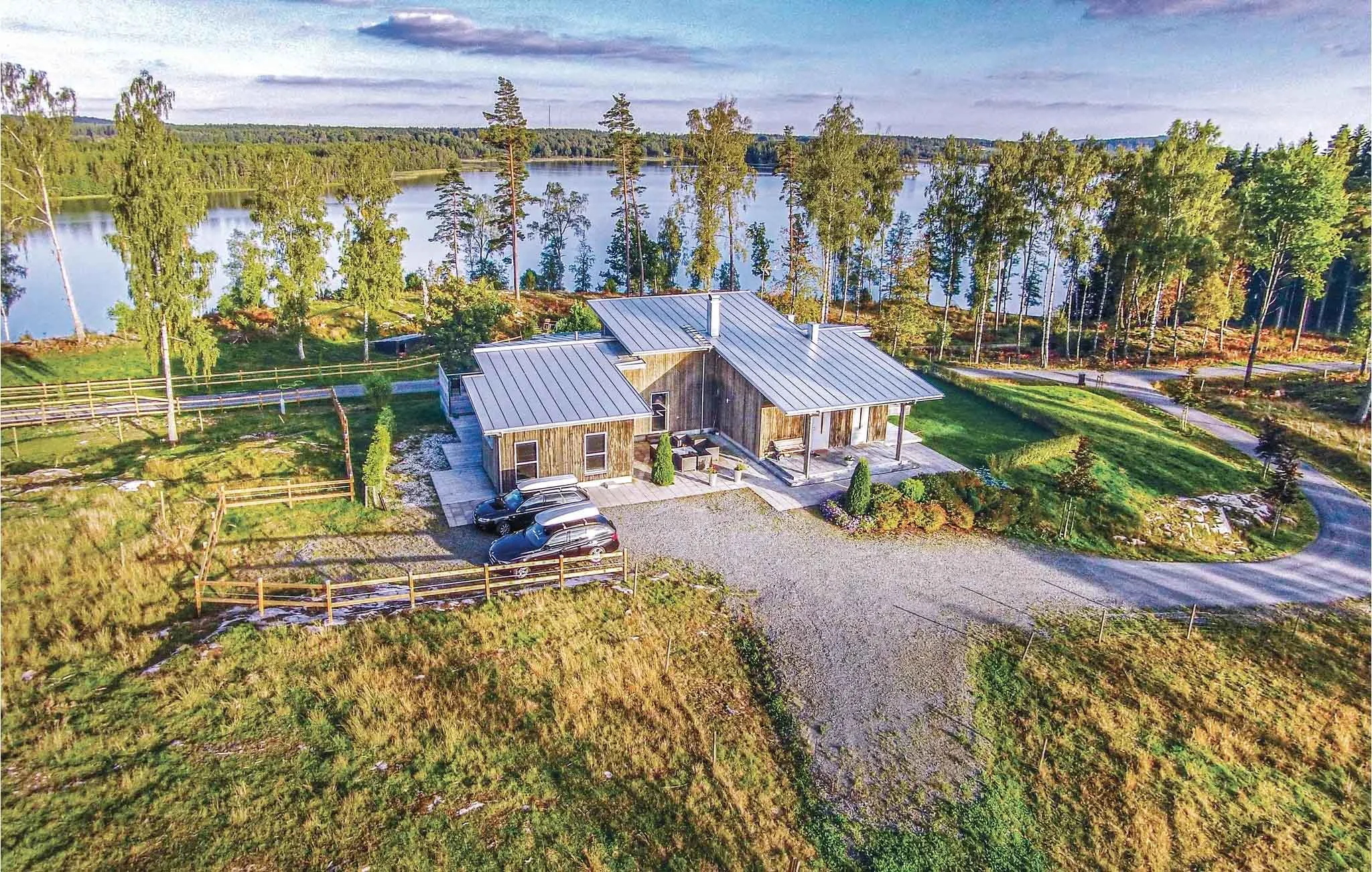Et sommerhus i Sverige ved en skovsø.