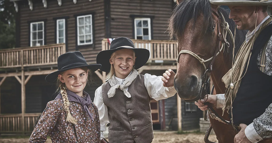 Två barn och en häst på barnens favorit High Chaparral midt i Småland.