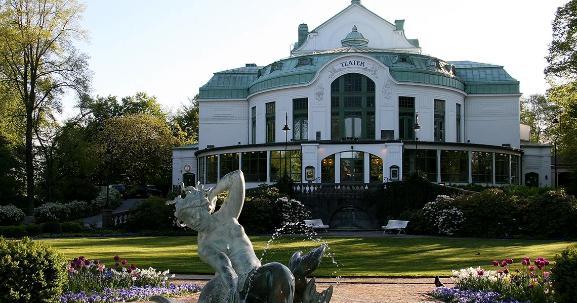 Teatret i Tivoli med springvandet foran.