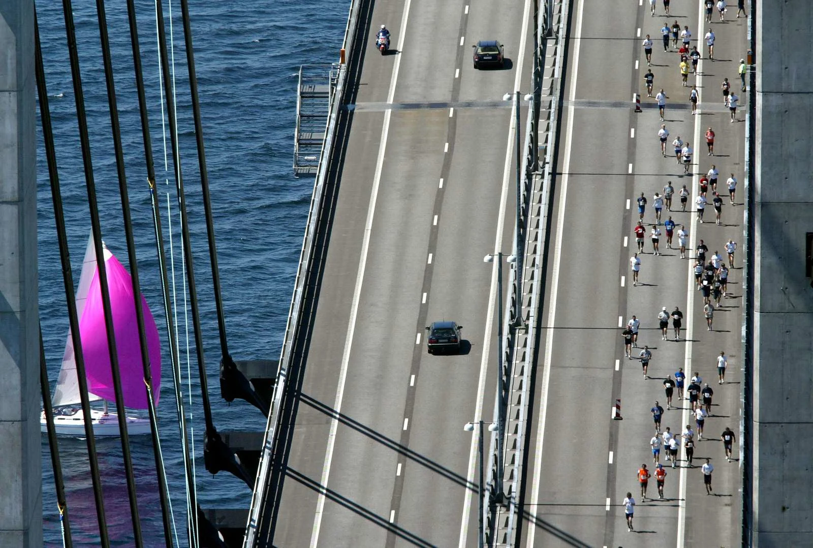 Løbere, der krydser Øresundsbron til Broløbet 2010