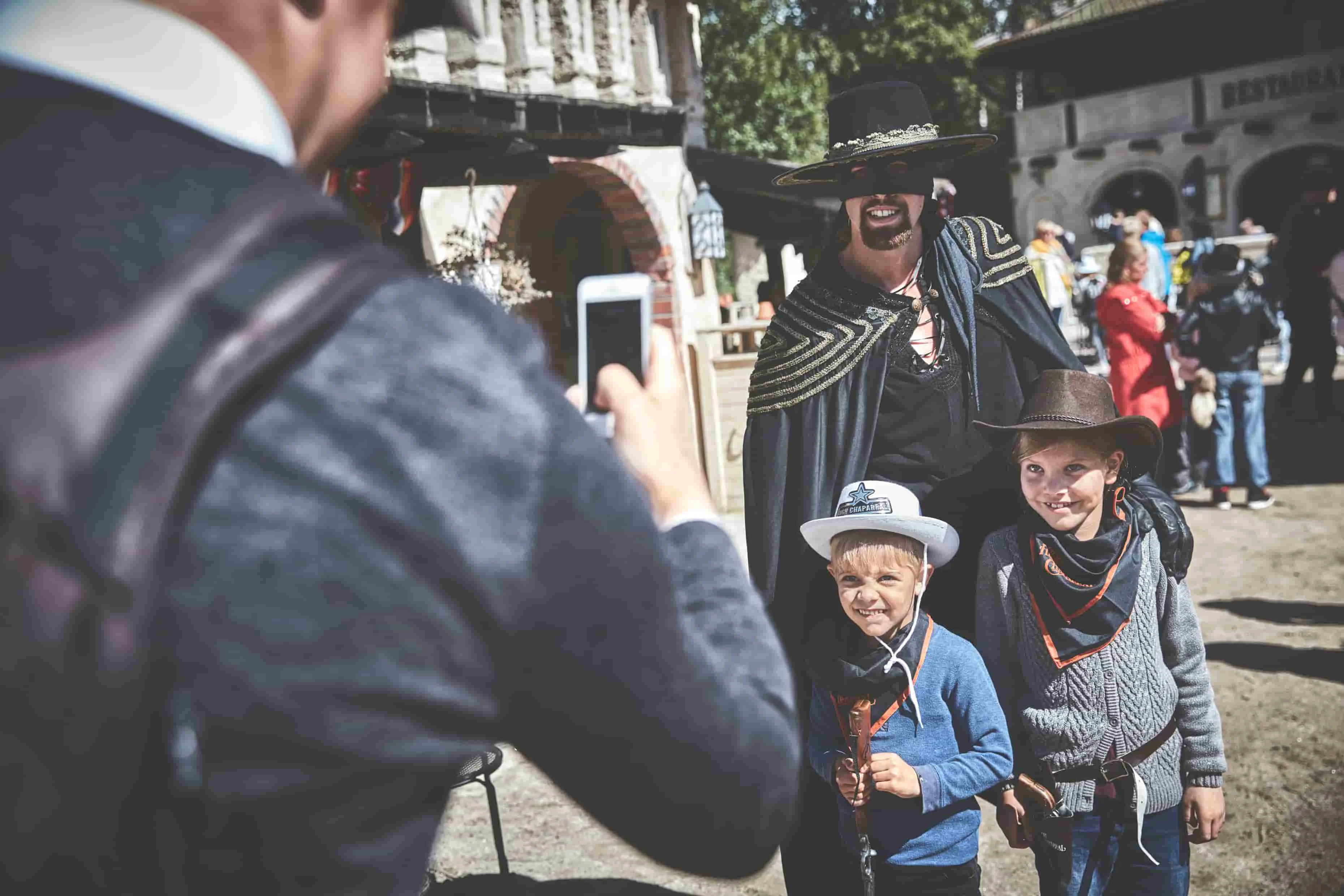 Børn får taget billede med Zorro i High Chaparral