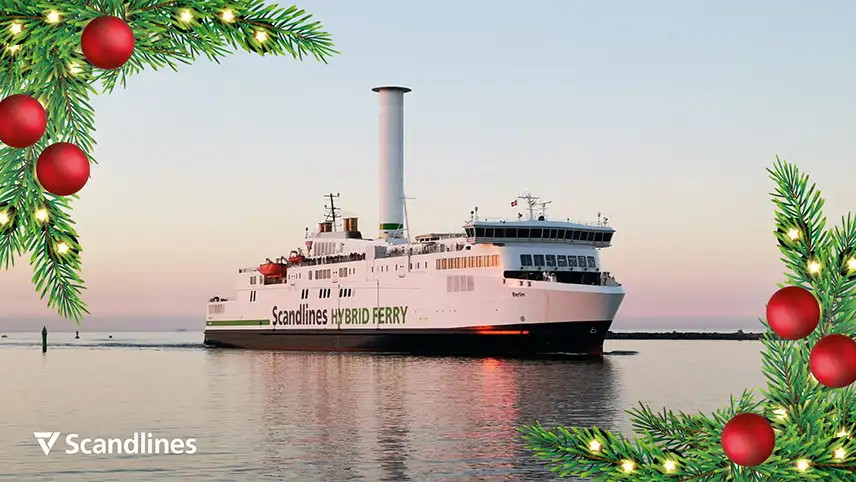 En Scandlines-färja ute på öppet vatten med en blekblå vinterhimmel i bakgrunden.