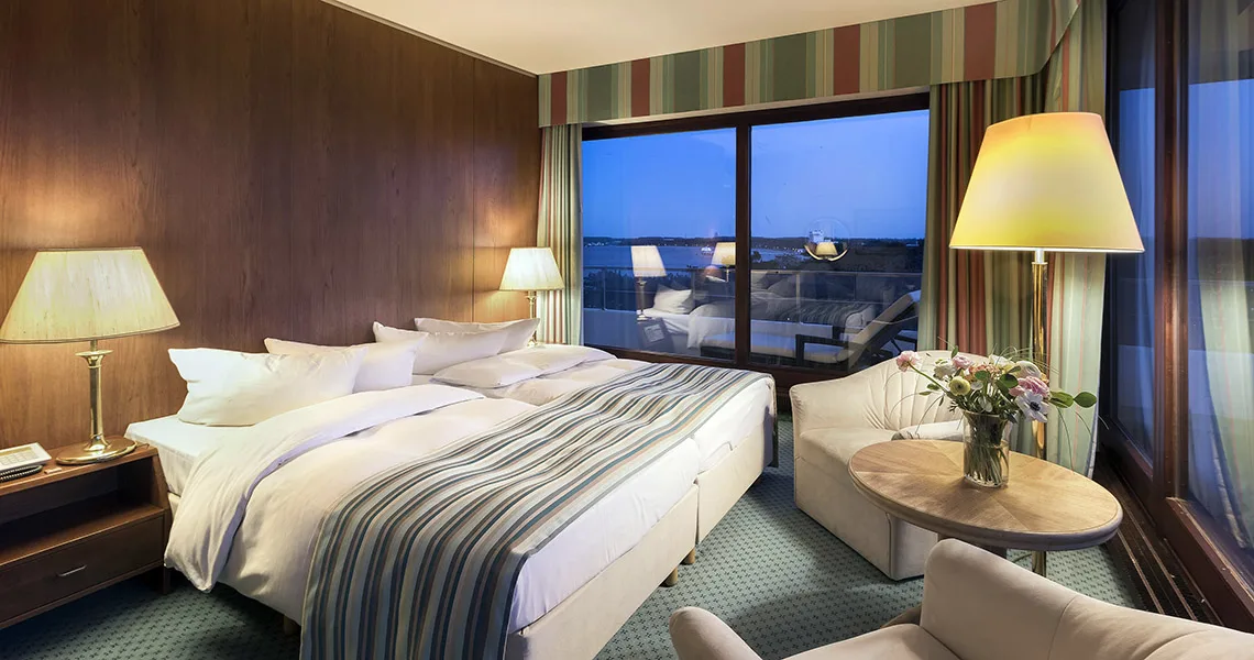 Hotellrum med säng och utsikt på Maritim Seehotel Timmendorfer Strand.