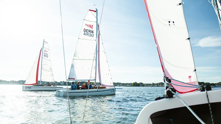 Närbild av segelbåtar på vattnet vid Lauterbach.