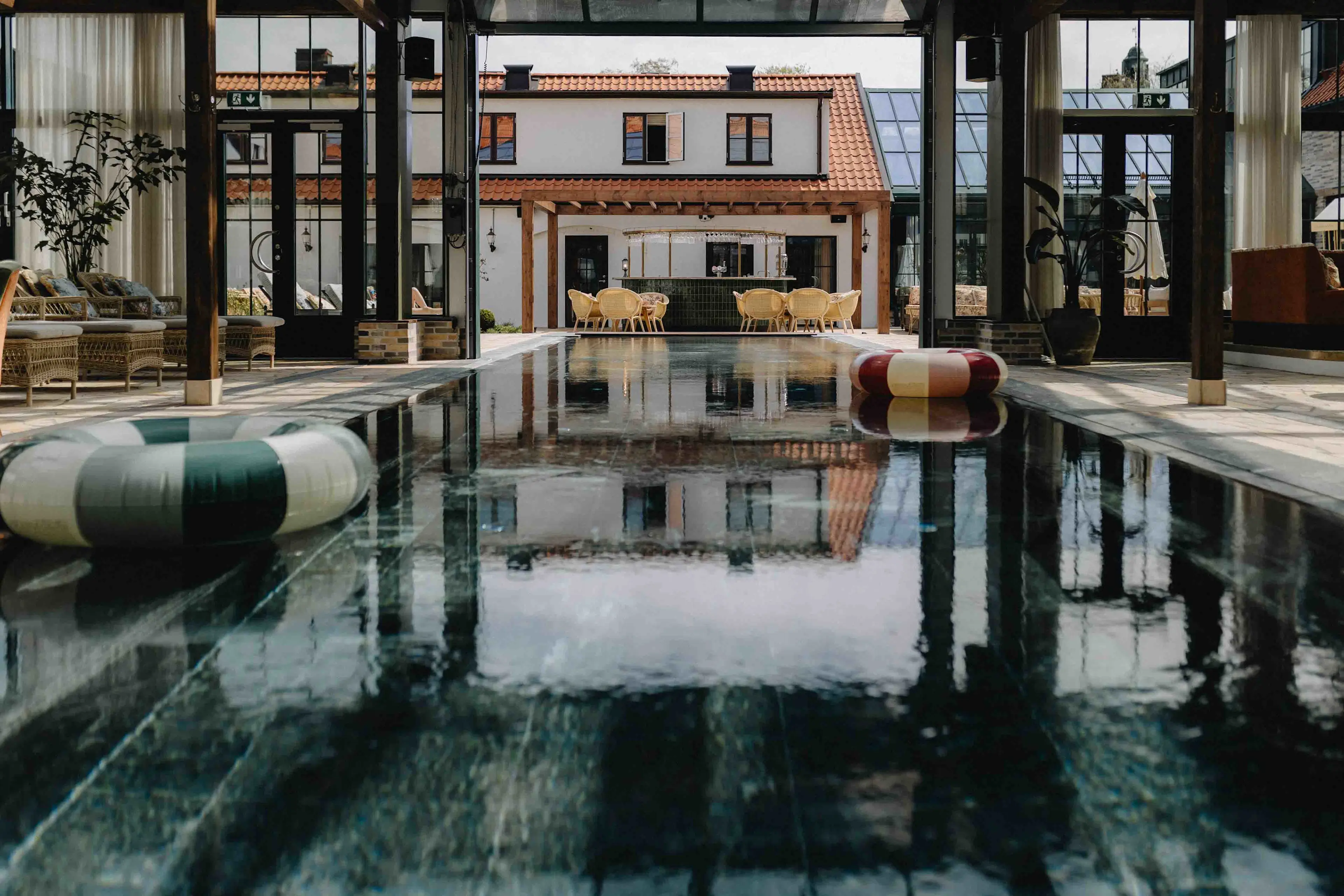 Maryhill Estate Sugar Club Poolside hvor man ser den store port mellem indendørs og udendørs pool åben.