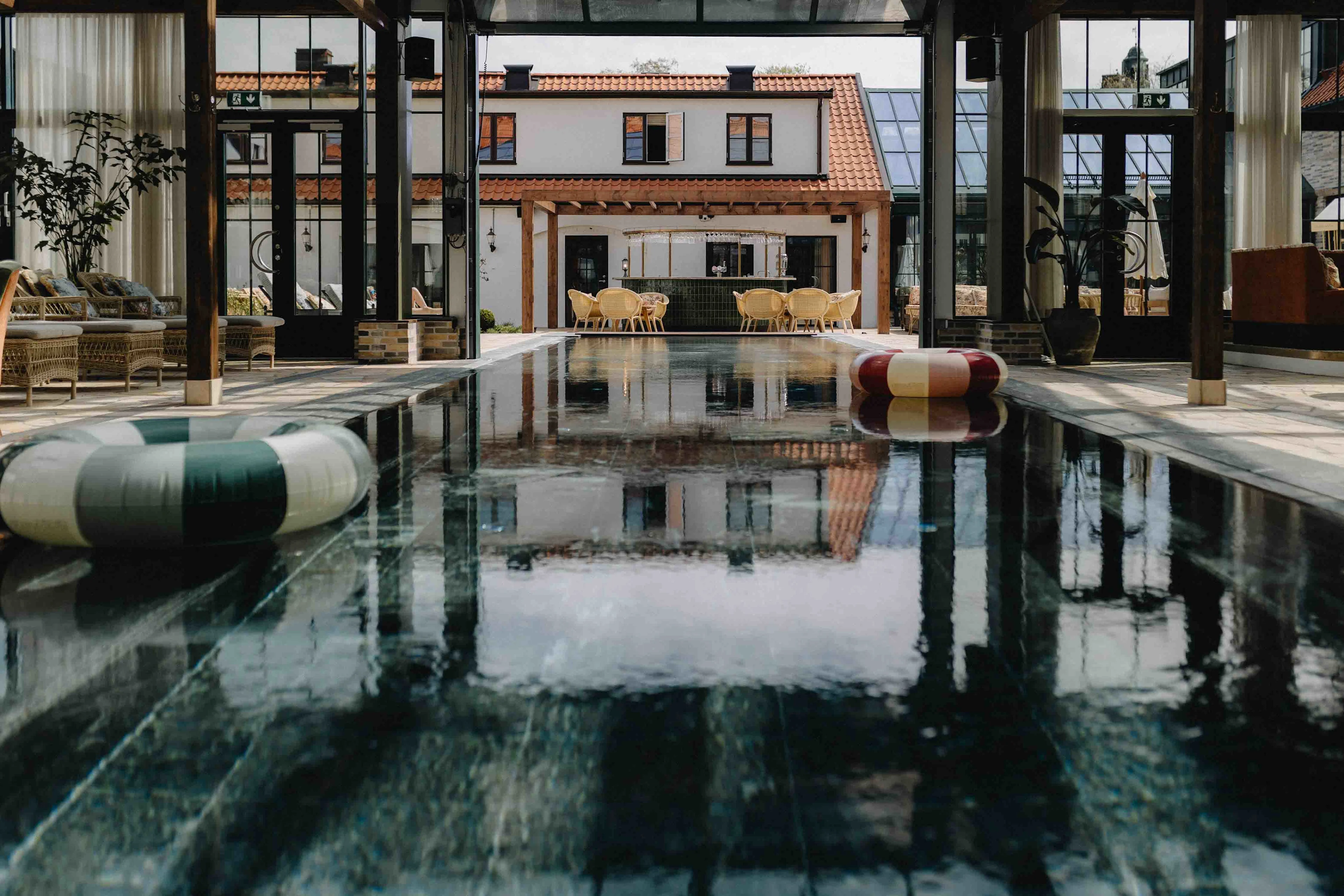 Maryhill Estate Sugar Club Poolside hvor man ser den store port mellem indendørs og udendørs pool åben.