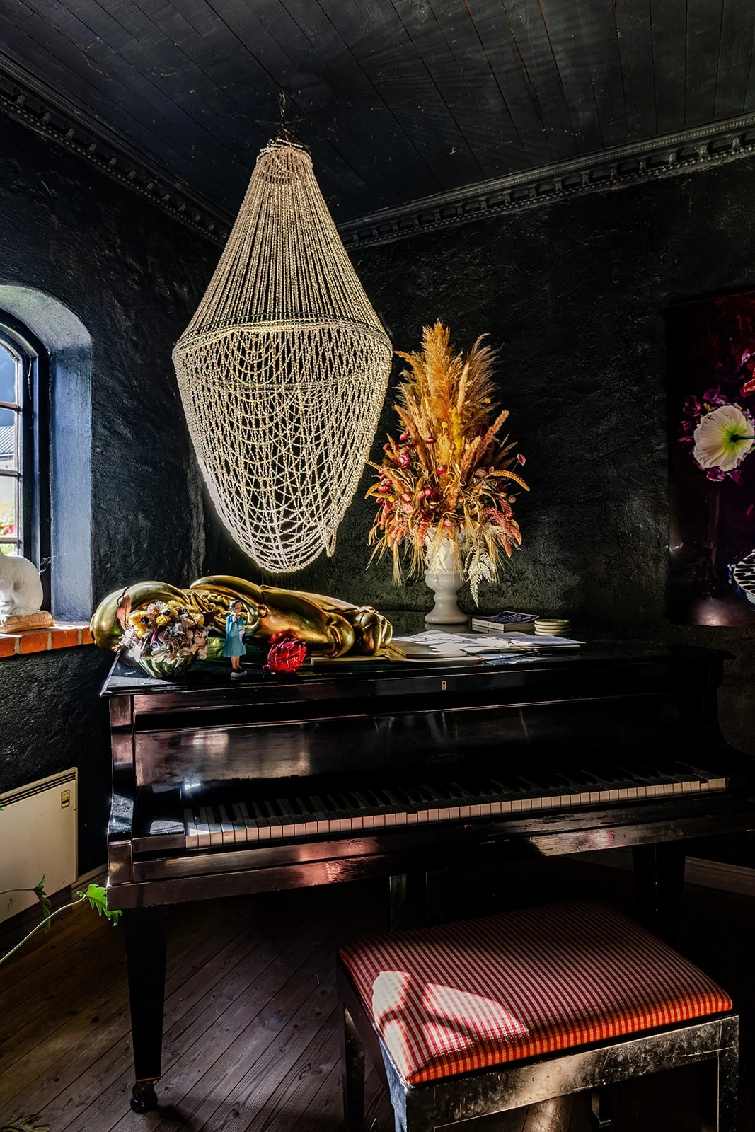 Idala Gårds lunge med sofaer og en stor lysekrone.