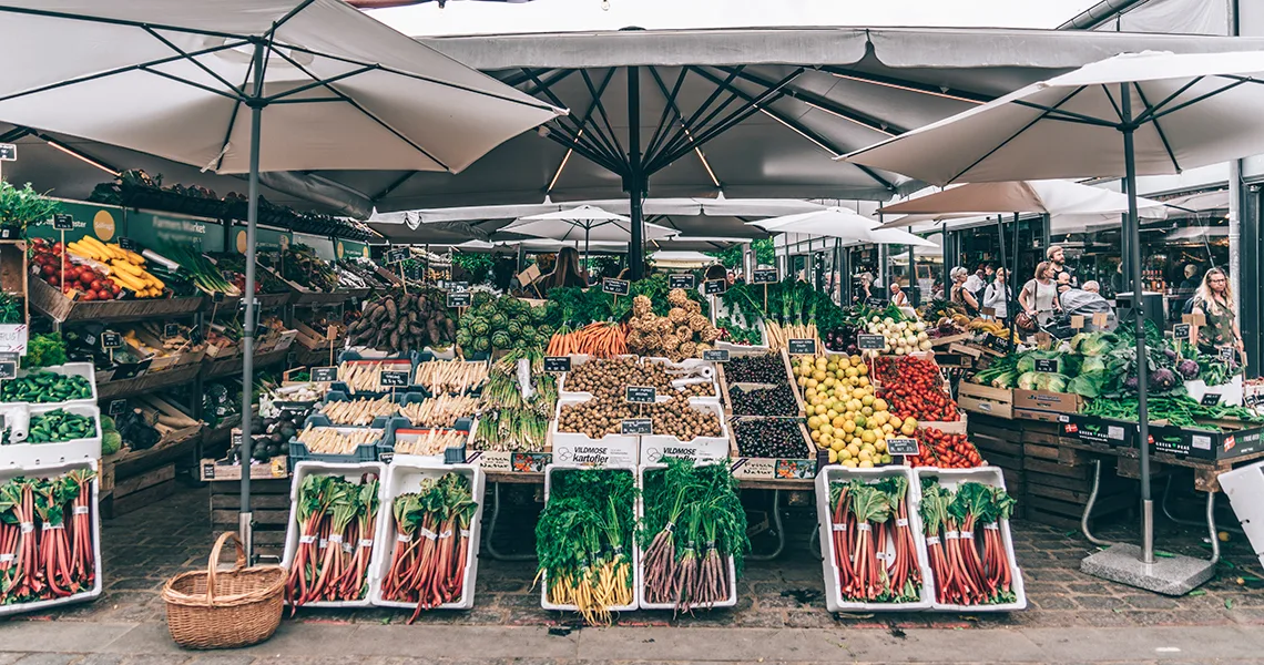 Marknadsstånd med frukt och grönt på Torvehallerne i Köpenhamn.