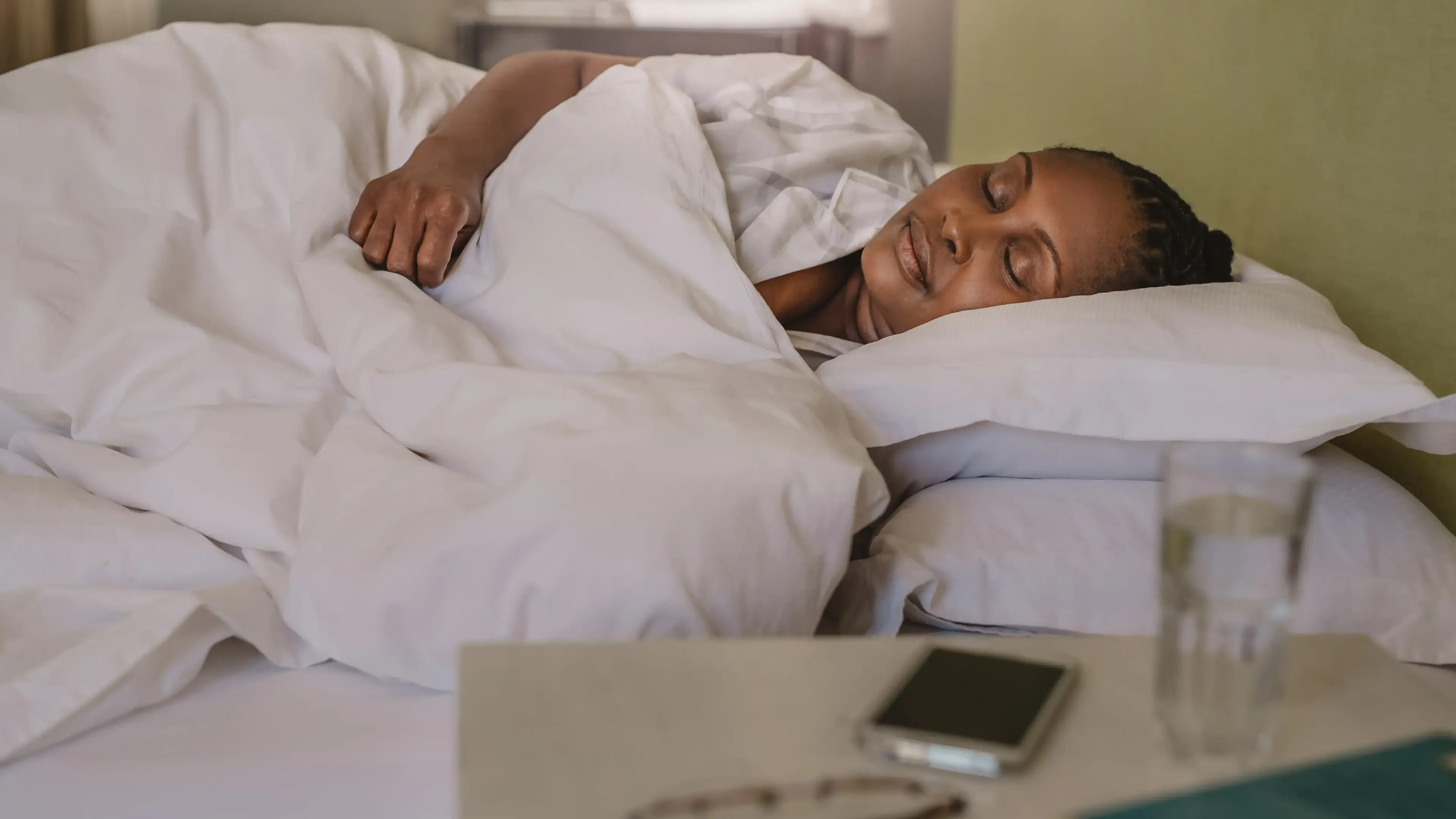 Eine ältere Frau, die in einem Bett schläft.