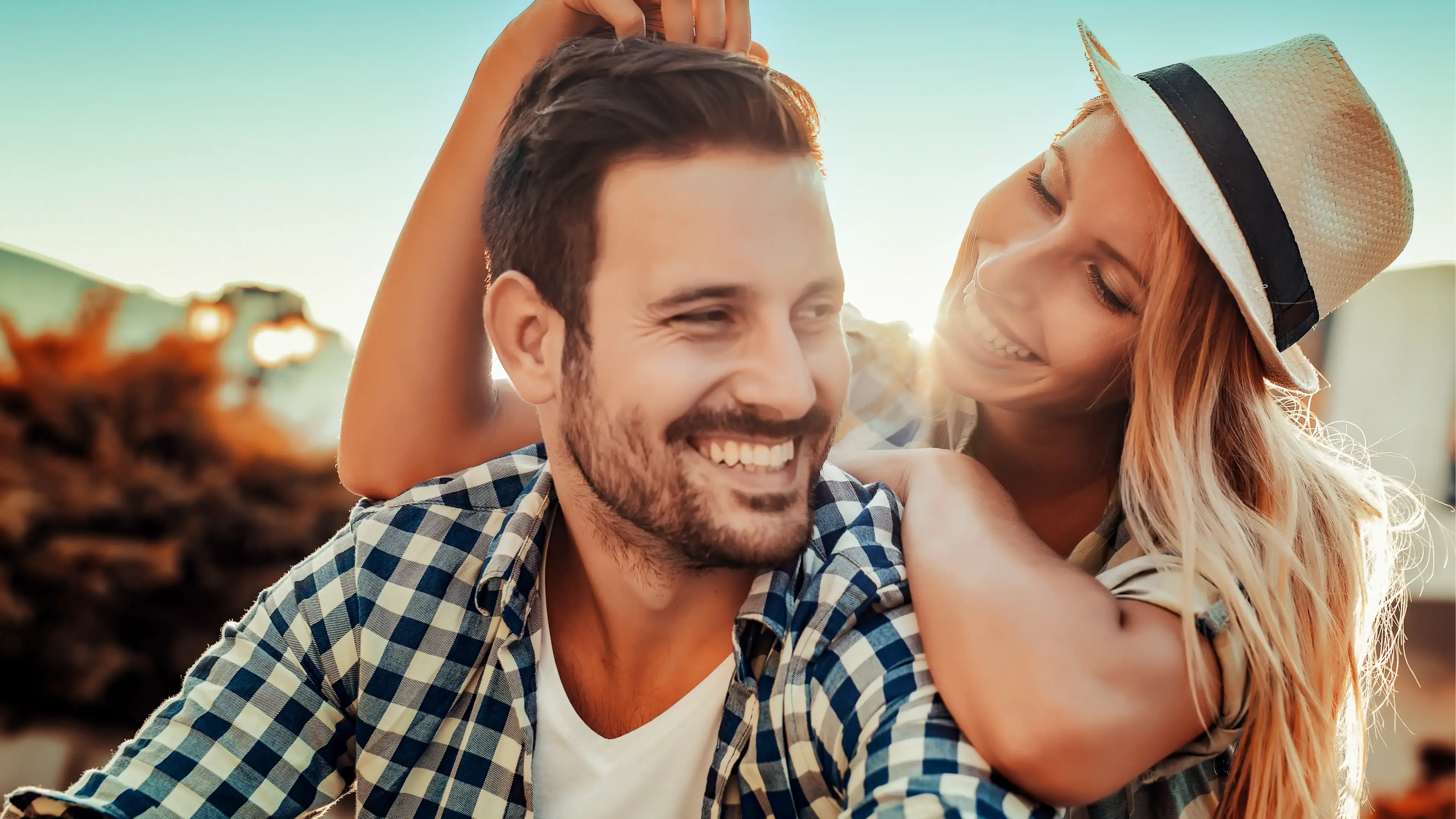 Ein glückliches Päärchen mit einer Frau mit Hut