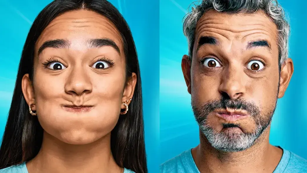 Ein Mann und eine Frau, die ihren Mund zuhalten