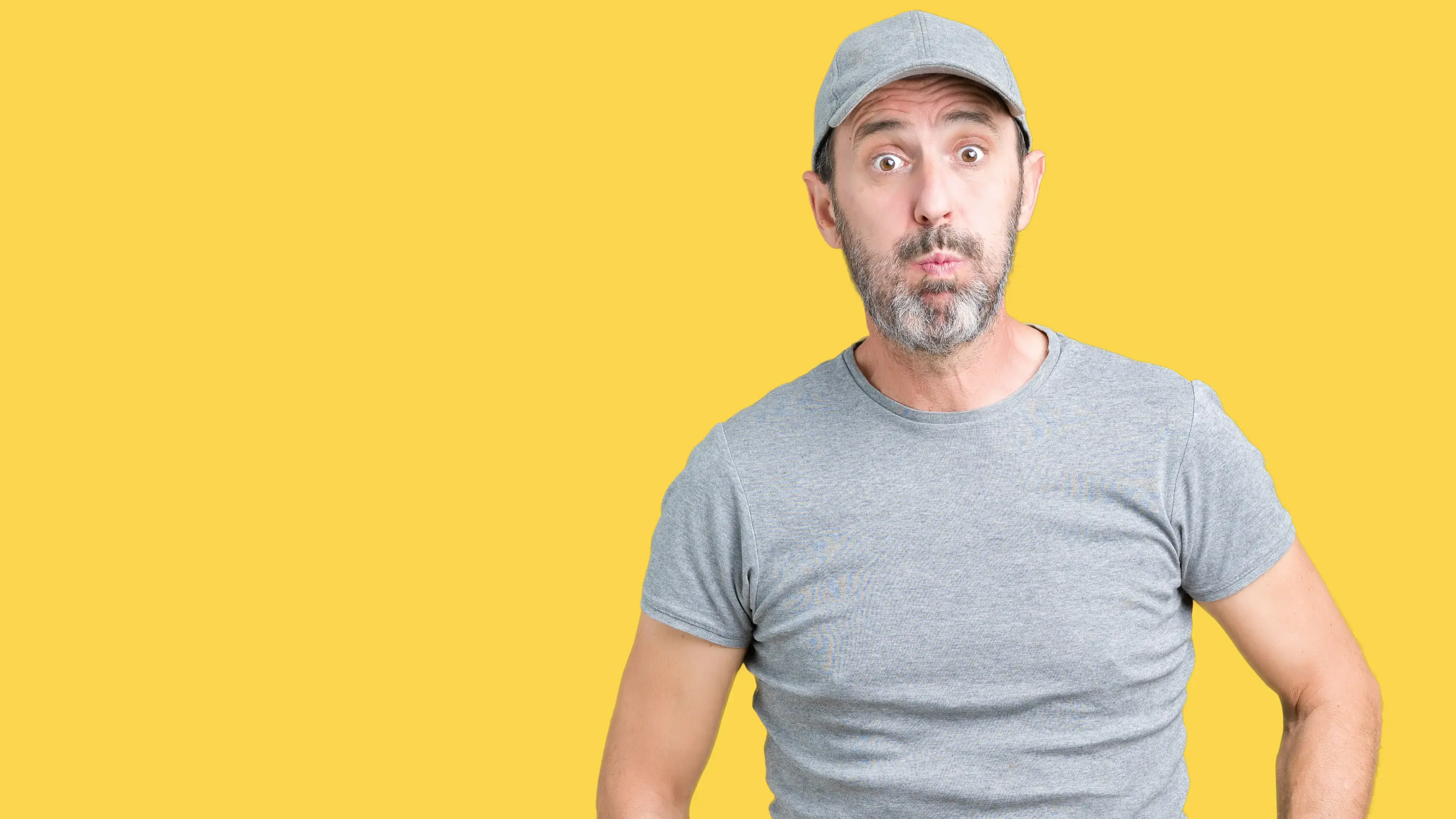 Ein Mann, der seinen Mund zuhält als hätte er einen schlechten Atem