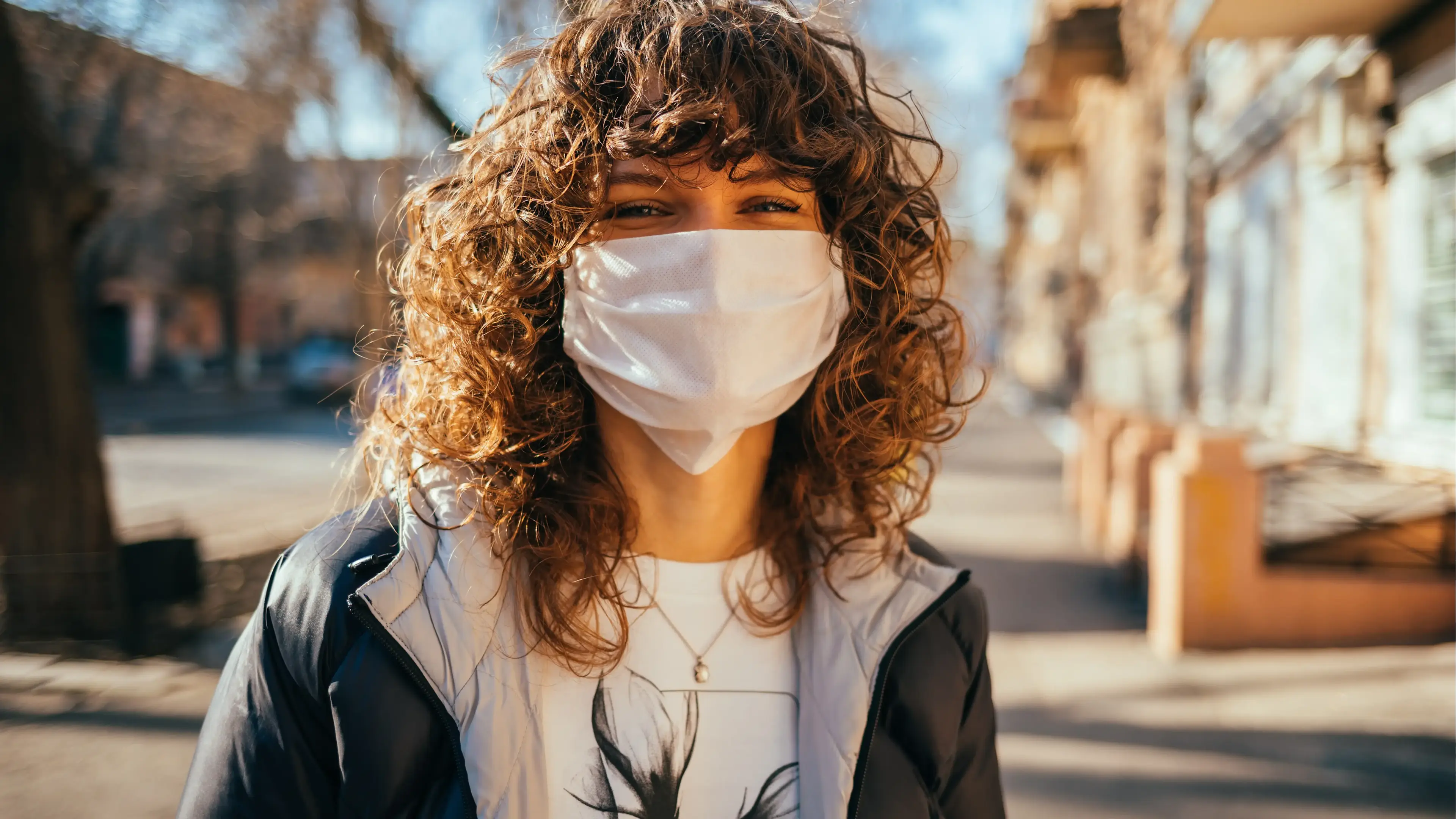 Eine junge Frau mit Maske