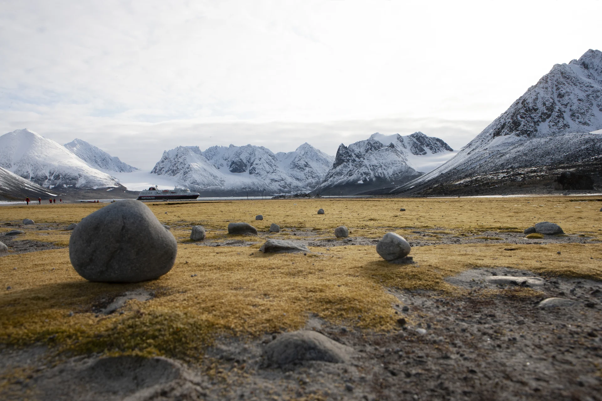 I isbjørnens rike | Spitsbergen rundt