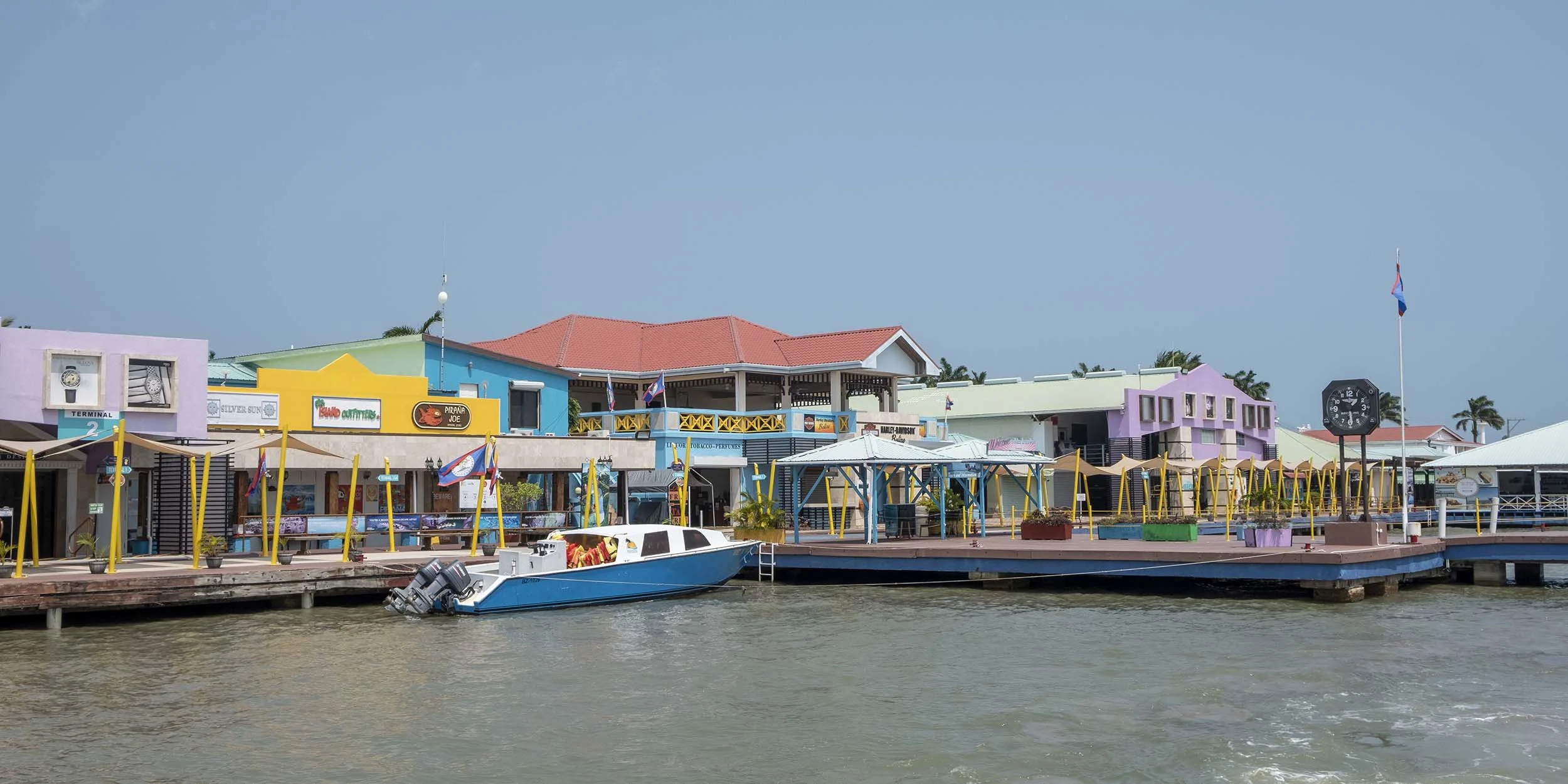 Se de farverige butikker i Belize City.